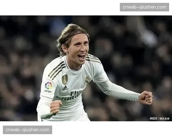 特写：莫德里奇替补登场，接受伯纳乌全场球迷起立致敬